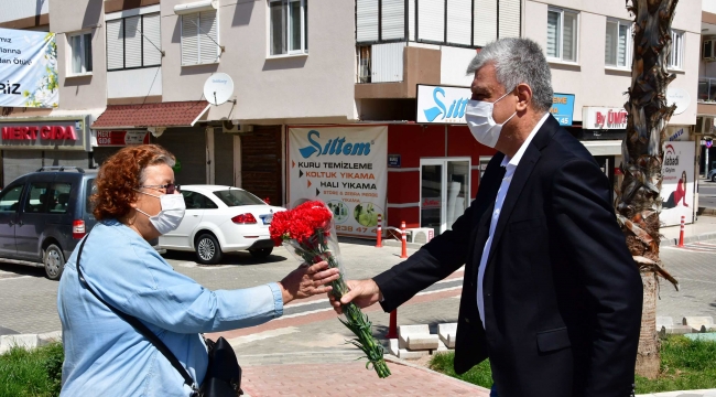 Başkan Engin annelere karanfil dağıttı!