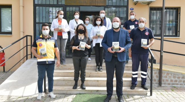 Başkan Gümrükçü'den belediye sağlık personeline kitap