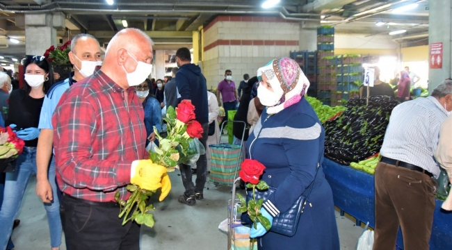 Başkan Karakayalı annelere gül dağıttı