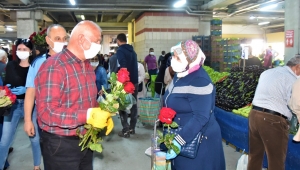 Başkan Karakayalı annelere gül dağıttı