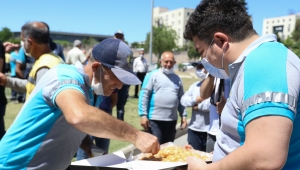 Başkan Kılıç bayramın ilk gününde personelle birlikte çalışıp bayramlaştı