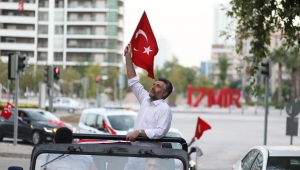 Bayraklı’da 19 Mayıs coşkusu evlere sığmadı