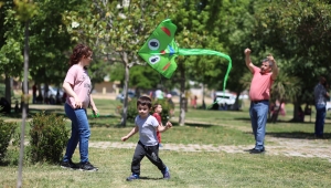 Bayraklı sokaktaki çocuklarıyla daha güzel