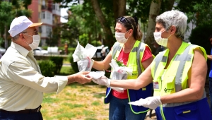 Bornova’da 65 yaşüstü vatandaşlara  çiçek ve maske sürprizi 