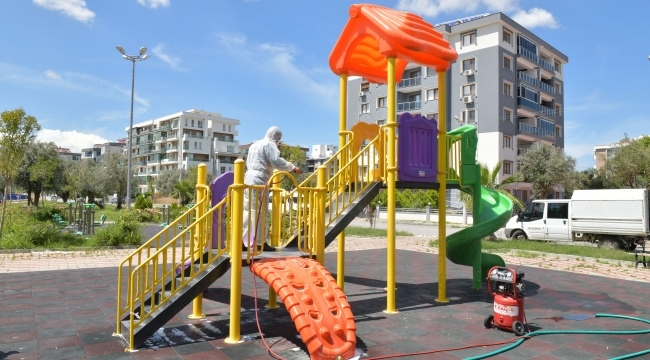 Çiğli’deki parklarda dezenfeksiyon çalışmaları yoğunlaştı