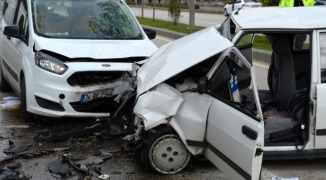  Hafif ticari ile Otomobil çarpıştı: 3 yaralı