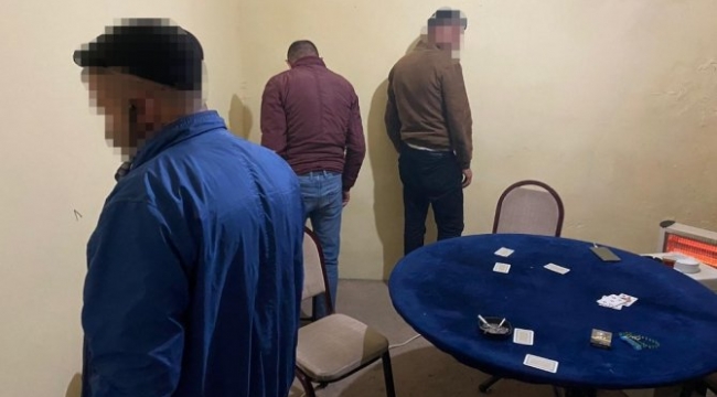 Kars'ta 7 kişi kiraladıkları evde kumar oynarken suçüstü yakalandı
