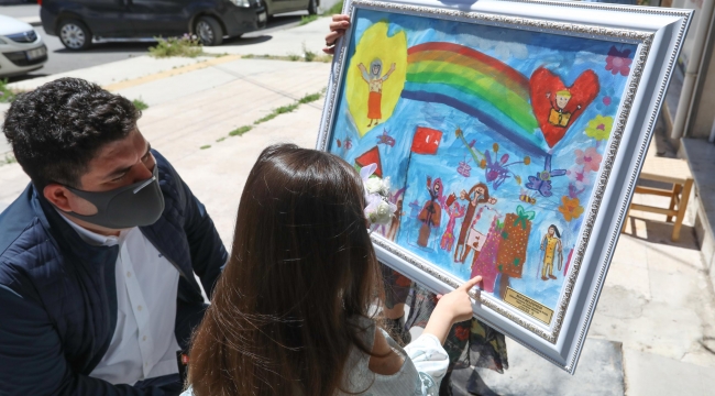 Minik eller Zübeyde Ana’yı resmetti
