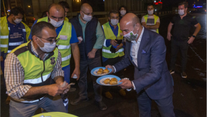 Soyer'den:Asfalt işçilerine gece yarısı baklavalı moral ziyareti