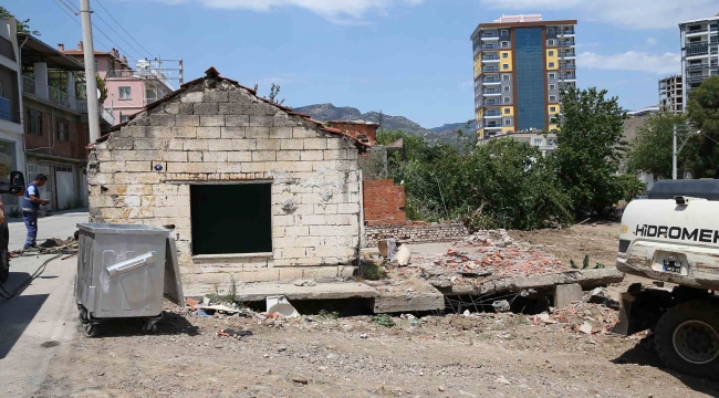 Tugay talimat verdi, metruk binalar yıkıldı