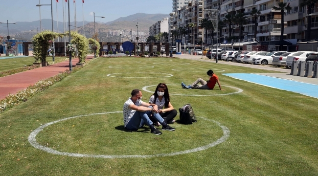 Türkiye’de bir ilk İzmir’de yeşil alanda çemberli sosyal mesafe dönemi