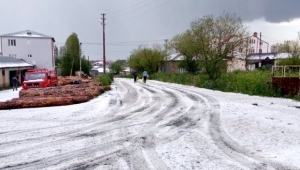 Ardahan , Göle'de dolu yağışı ilçeyi beyaza bürüdü