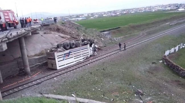 Ardahan-Kars kara yolunda kamyon köprüden uçtu: 1 yaralı