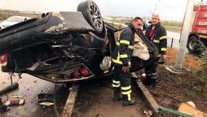 Ardahan -Kars yolu üzerinde otomobil elektrik direğine çarptı: 1 ölü