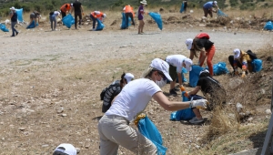 	Başkan Kılıç çevre gönüllüleriyle 3 kamyon çöp topladı. 