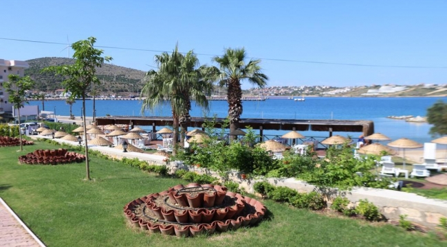 Çeşme Tekke Plajı ve Restoranı ziyaretçilerini bekliyor