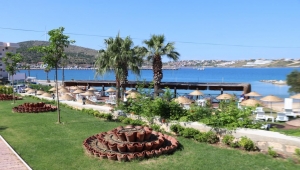 Çeşme Tekke Plajı ve Restoranı ziyaretçilerini bekliyor 