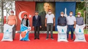 İzmir Büyükşehir Belediyesi’nden köylüye ilk defa yem desteği Üretenin yanında duracağız