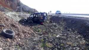 Ardahan yönüne giden kamyonet şarampole devrildi sürücü ağır yaralandı