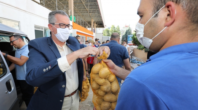 Başkan Arda ve tüm çalışanlar patateslerin dağıtımı için seferber oldu!