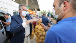 Başkan Arda ve tüm çalışanlar patateslerin dağıtımı için seferber oldu!