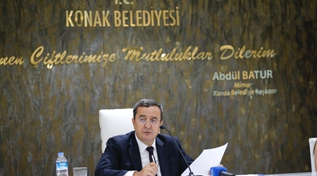 Batur: Konak Belediyesi’nin ayakları yere sağlam basıyor