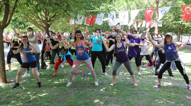 Bayraklı'da sosyal mesafeli 'Zumba'