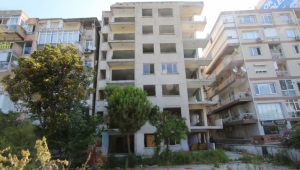 Bayraklı'da yan yatan bina onayın ardından yıkılacak
