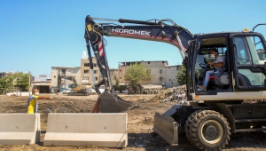 Buca’da 5 bin 400 tonluk moloz dağına neşter 