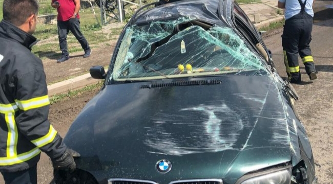 Kars’ta direksiyon hakimiyetini kaybettiği otomobil takla attı