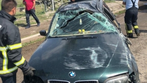 Kars’ta direksiyon hakimiyetini kaybettiği otomobil takla attı