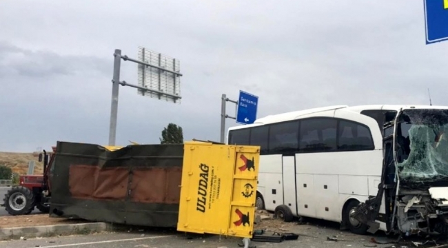  Traktör Otobüsüyle çarpıştı: 4 yaralı