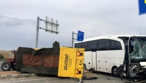  Traktör Otobüsüyle çarpıştı: 4 yaralı