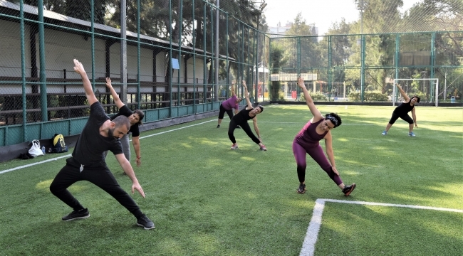 Zumba dersleri açık alanda