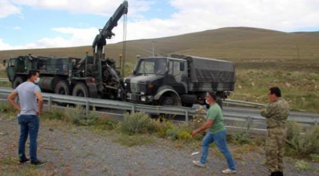 Ardahan'da, askeri araç bariyere çarptı :5 asker yaralı