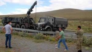 Ardahan'da, askeri araç bariyere çarptı :5 asker yaralı