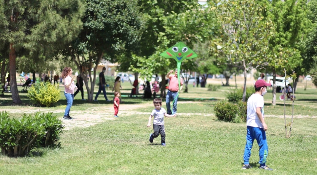 Bayraklı'da 44 parka yeni oyun grubu