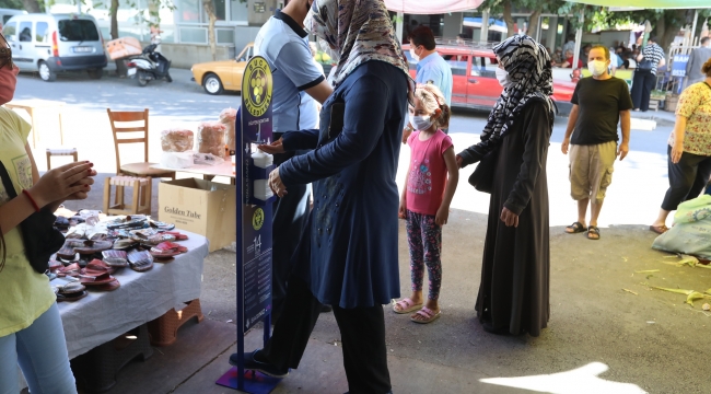 Buca pazarlarında el dezenfektanlı önlem