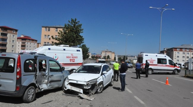  İki araç çarpıştı: 3 yaralı