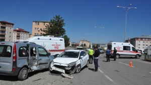  İki araç çarpıştı: 3 yaralı