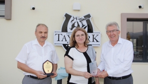 Ödemiş’te maske diken gönüllülere teşekkür plaketi