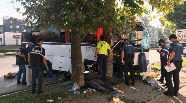 SERVİS MİDÜBÜSÜ KAZA YAPTI: 2 ÖLÜ, 17 YARALI
