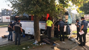 SERVİS MİDÜBÜSÜ KAZA YAPTI: 2 ÖLÜ, 17 YARALI