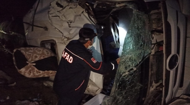 Ardahan'da iki ayrı kaza: Yakıt yüklü tanker devrildi 3 yaralı.