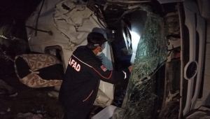 Ardahan'da iki ayrı kaza: Yakıt yüklü tanker devrildi 3 yaralı.