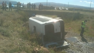 Ardahan'da Veterinerleri Taşıyan Araç Şarampole Düştü 4 Yaralı