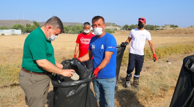  Başkan Oran çöp topladı “Kentimizi temiz tutalım” mesajı verdi 