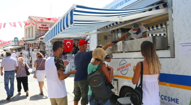 Çeşme Belediyesi aşure dağıttı