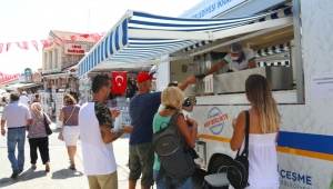 Çeşme Belediyesi aşure dağıttı