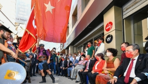 Efeler zeybek oynadı
